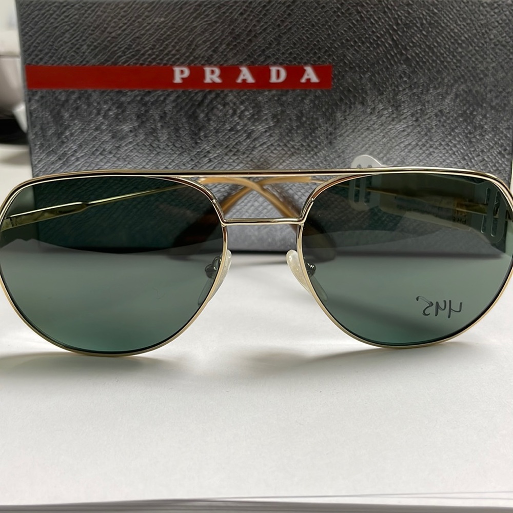 NWT PRADA POLARIZED SUNGLASSES